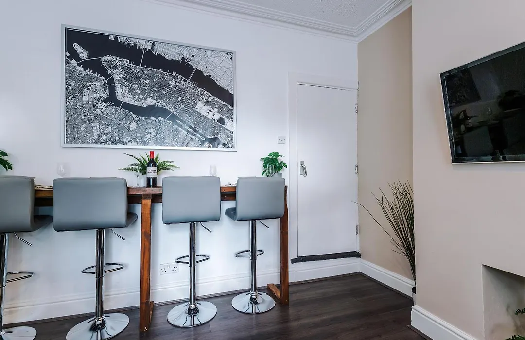 Modern 3Br House In Manchester, Ideal For Groups, Free Parking - Sleeps 8-1
