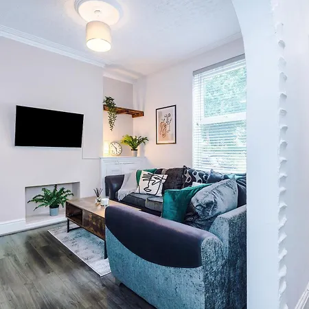 Modern 3Br House In Manchester, Ideal For Groups, Free Parking - Sleeps 8-2