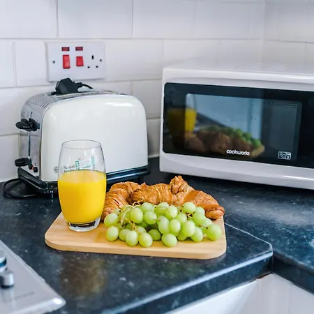 Modern 3Br House In Manchester, Ideal For Groups, Free Parking - Sleeps 8-3
